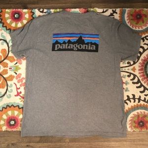 Men’s Patagonia tee shirt— like new